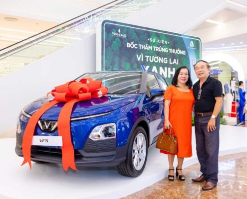 chu nhan tinh hoa vinhomes boc tham xe vinfast 01