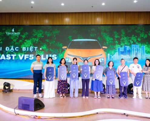 chu nhan tinh hoa vinhomes boc tham xe vinfast 03