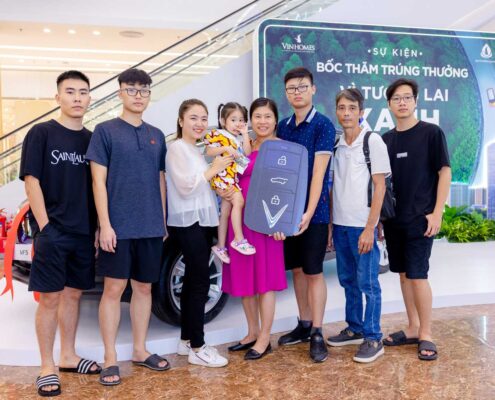 chu nhan tinh hoa vinhomes boc tham xe vinfast 08