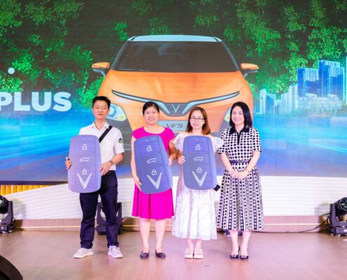 chu nhan tinh hoa vinhomes boc tham xe vinfast 09