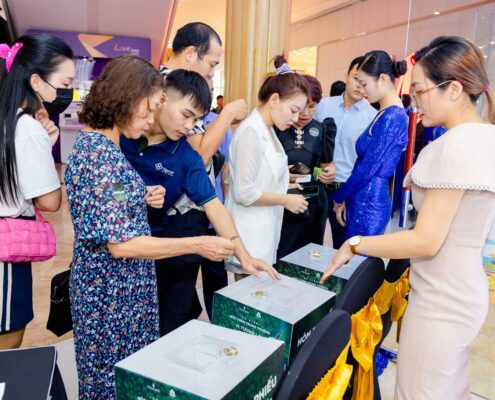 chu nhan tinh hoa vinhomes boc tham xe vinfast 10