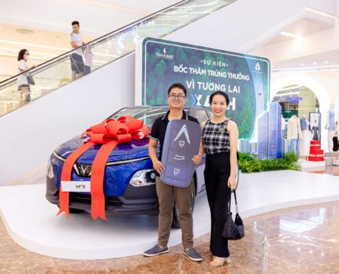chu nhan tinh hoa vinhomes boc tham xe vinfast 11