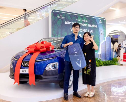 chu nhan tinh hoa vinhomes boc tham xe vinfast 17