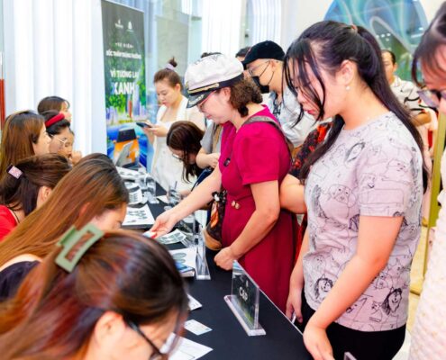 chu nhan tinh hoa vinhomes boc tham xe vinfast 18